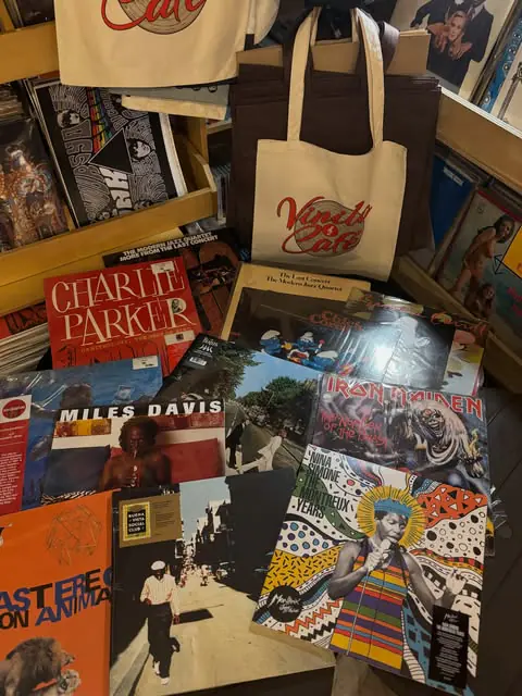 Bolsos de tela de Vinilo & Café junto a discos de Charlie Parker y Miles Davis