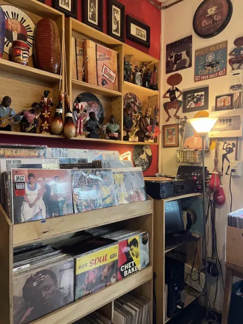Cajas de vinilos y estantes con recuerdos musicales