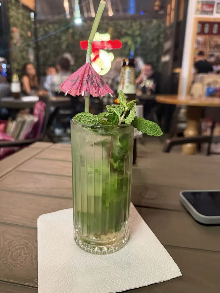 Mojito con hierbabuena y una sombrillita de papel